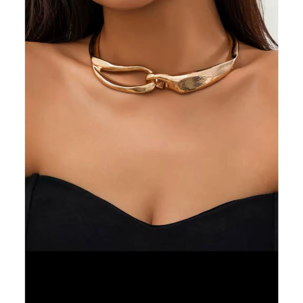 Chunky Metal Buckle Gold Choker Necklace - Picture 2 of 4